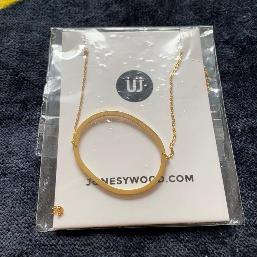 JONESY WOOD Gold Initial “O” Necklace .